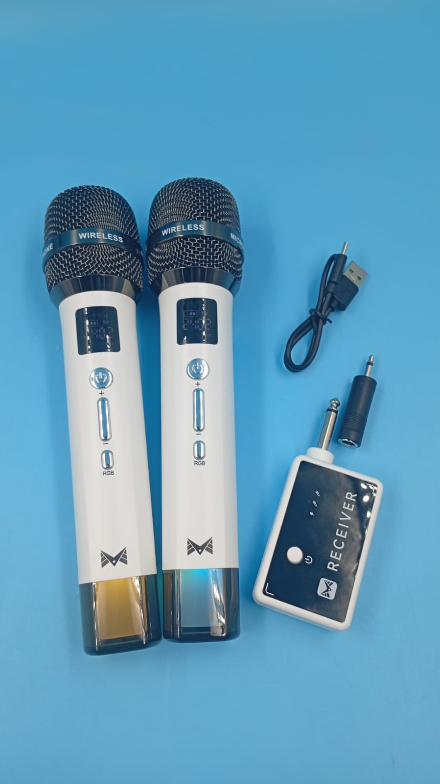 Micrófonos inalámbricos, conexión chip uno a uno, luces LED.