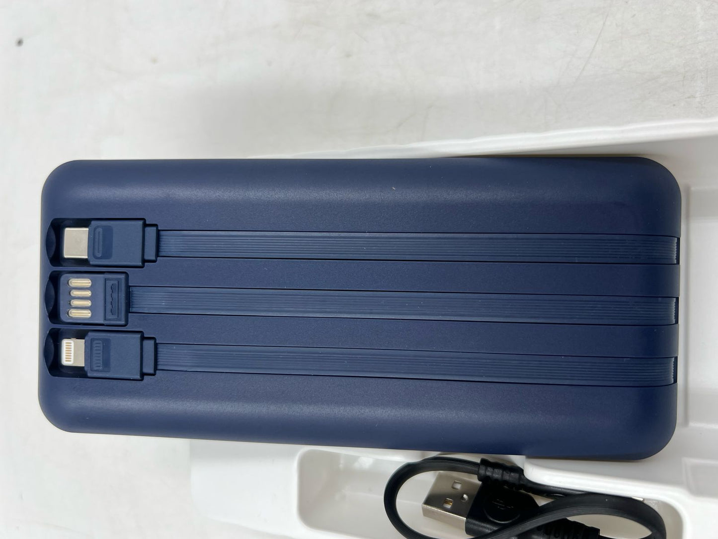 Cargador portátil 40800 mAh 3 cables integrados (USADO)