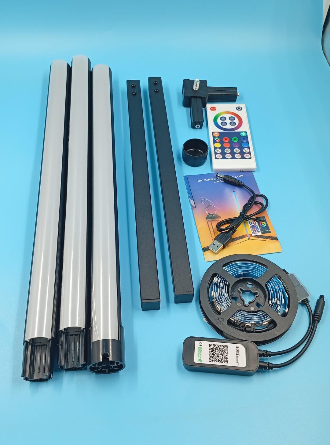 Lámpara de pie para esquina con RGB, con Control Remoto, negra.