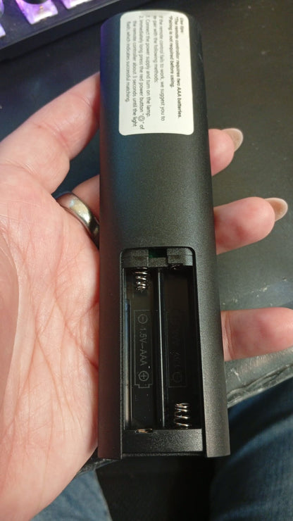 Lámpara de pie tipo antorcha, regulable, luz lateral y mando a distancia.