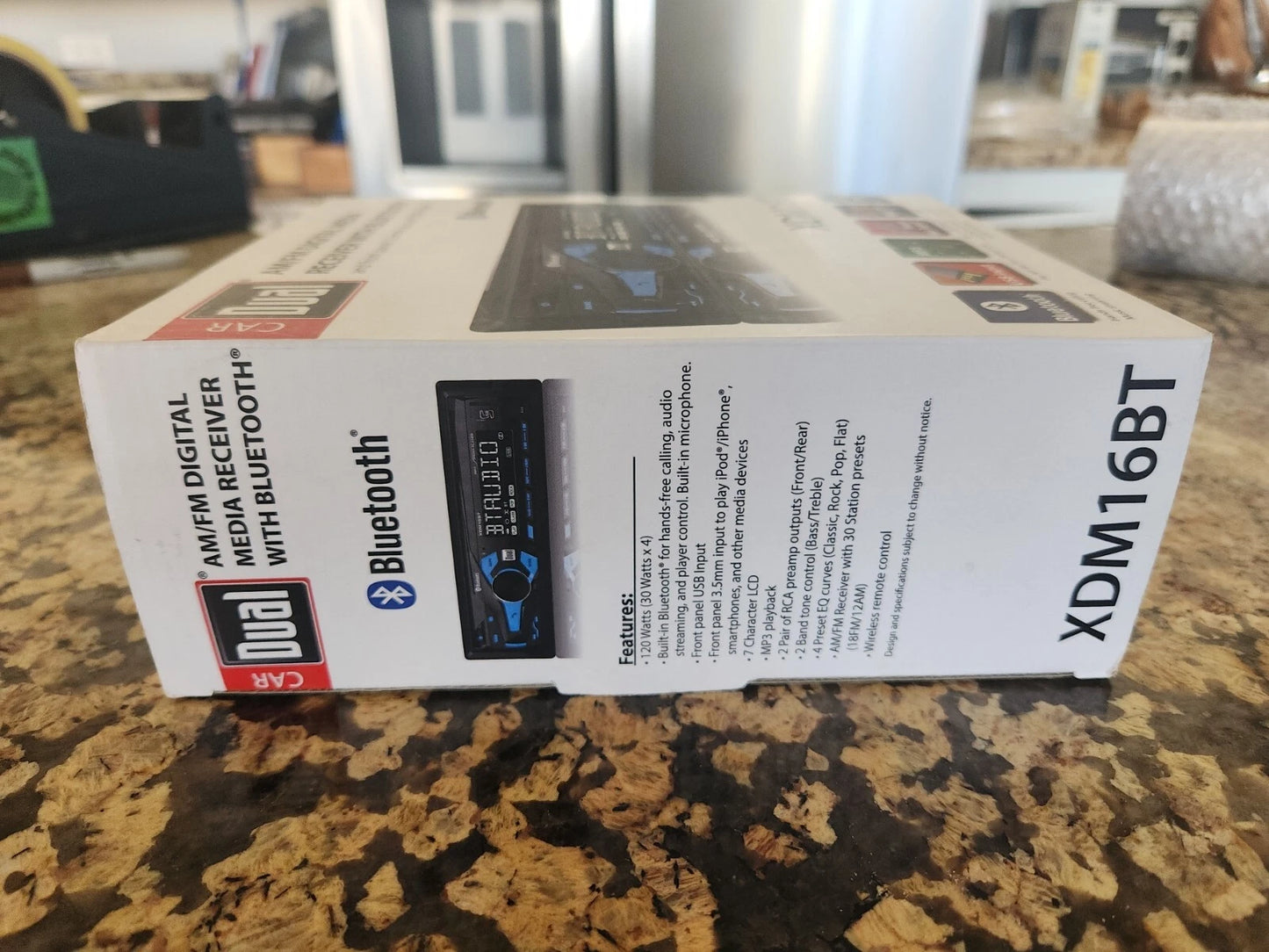 Receptor de medios digitales doble AM/FM para automóvil.