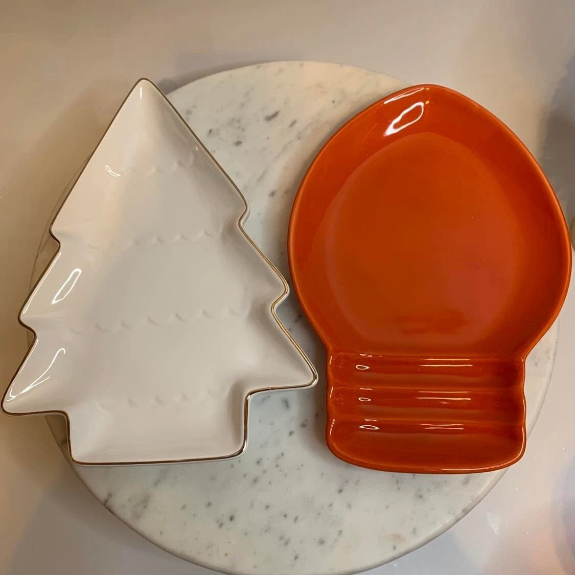 Set de platos de ceramina, Navideños, forma de pino y luz.(2)