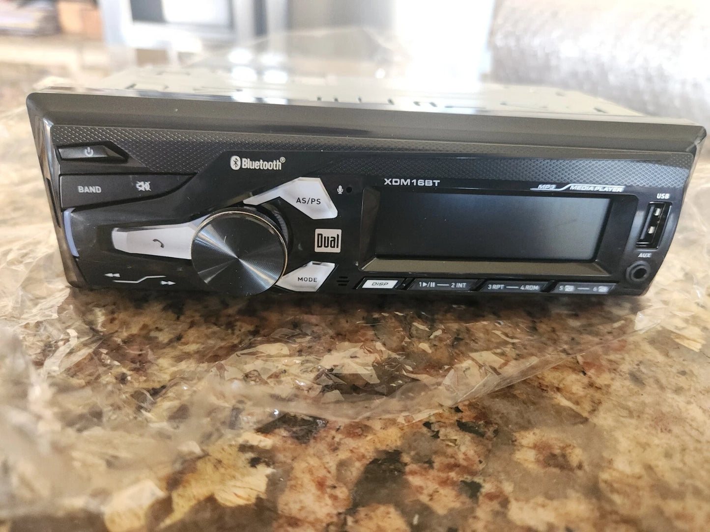 Receptor de medios digitales doble AM/FM para automóvil.